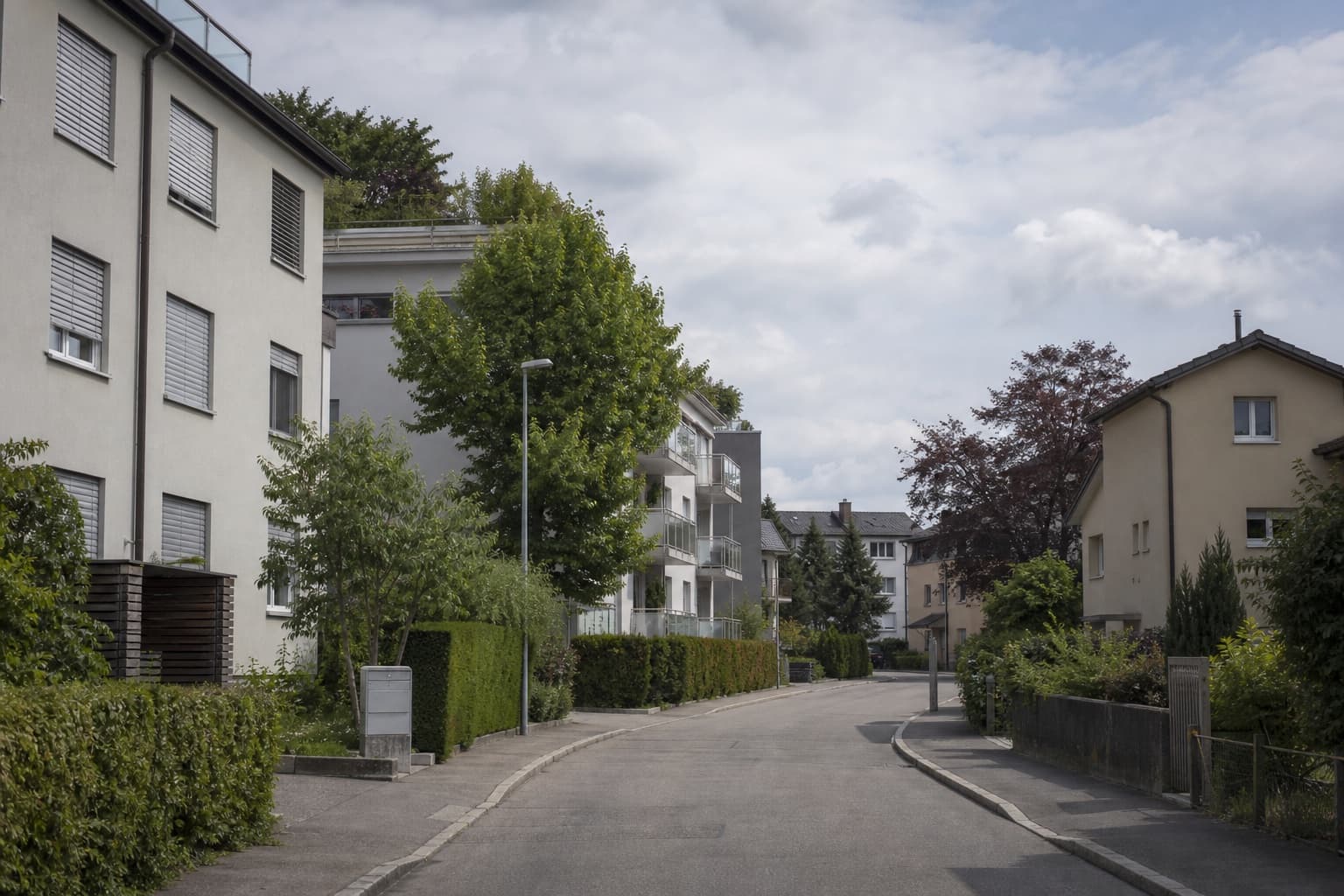 Schweizer Wohnquartier mit Einfamilien- und Mehrfamilienhäusern
