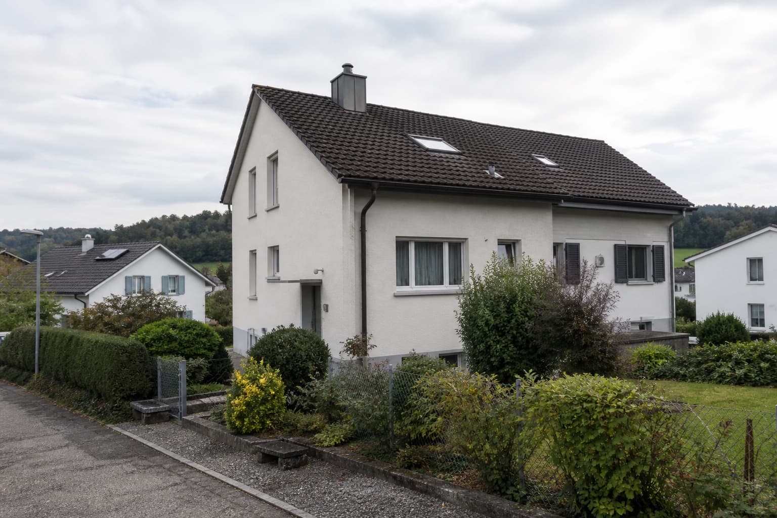 Freistehendes Wohnhaus in einem Schweizer Quartier